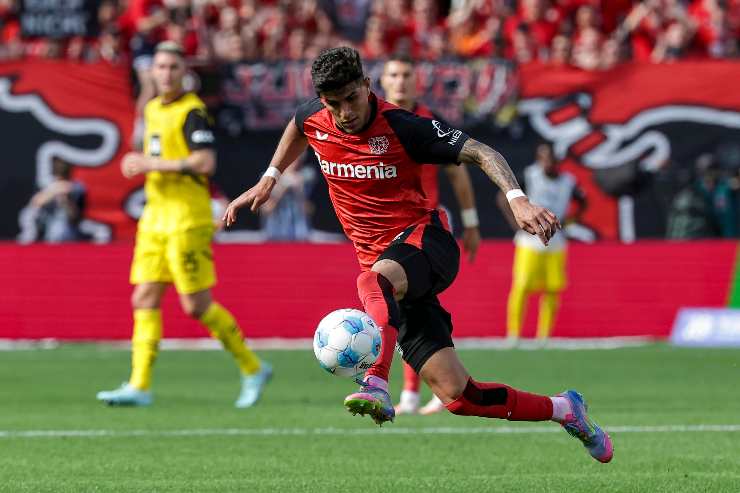 Piero Hincapié in azione con il Bayer Leverkusen