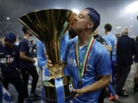 Raspadori bacia il trofeo dello scudetto