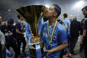 Raspadori bacia il trofeo dello scudetto