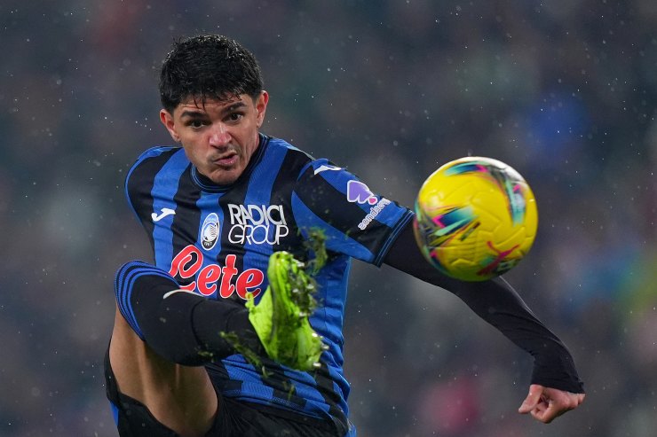 Raul Bellanova passa il pallone al volo 
