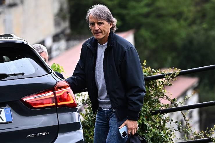 Roberto Mancini scende dall'auto