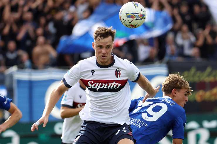Sam Beukema in azione contro il Como