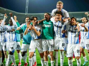 I giocatori del Sassuolo festeggiano la vittoria nel derby di serie B con il Modena FC allo stadio Braglia di Modena che sancisce la promozione diretta in Serie A