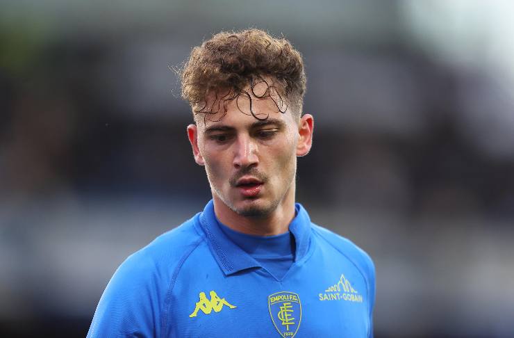 Sebastiano Esposito pensieroso con la maglia dell'Empoli