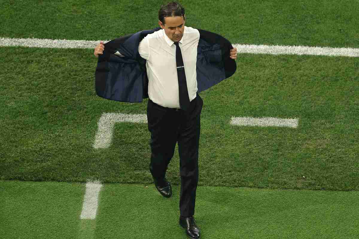 Simone Inzaghi si sta togliendo la giacca