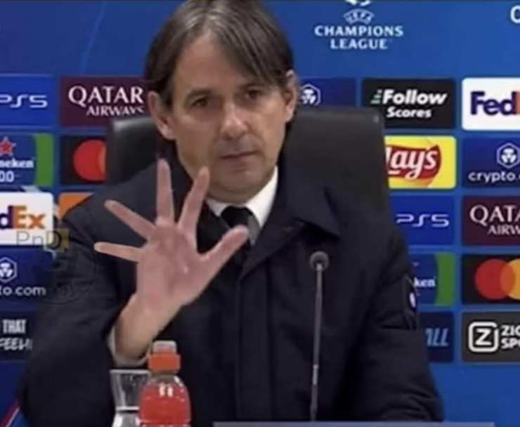 un'immagine che prende in giro Simone Inzaghi aggiungendo altre due dita alla sua mano per simulare un 5