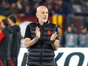 Stefano Pioli applaude