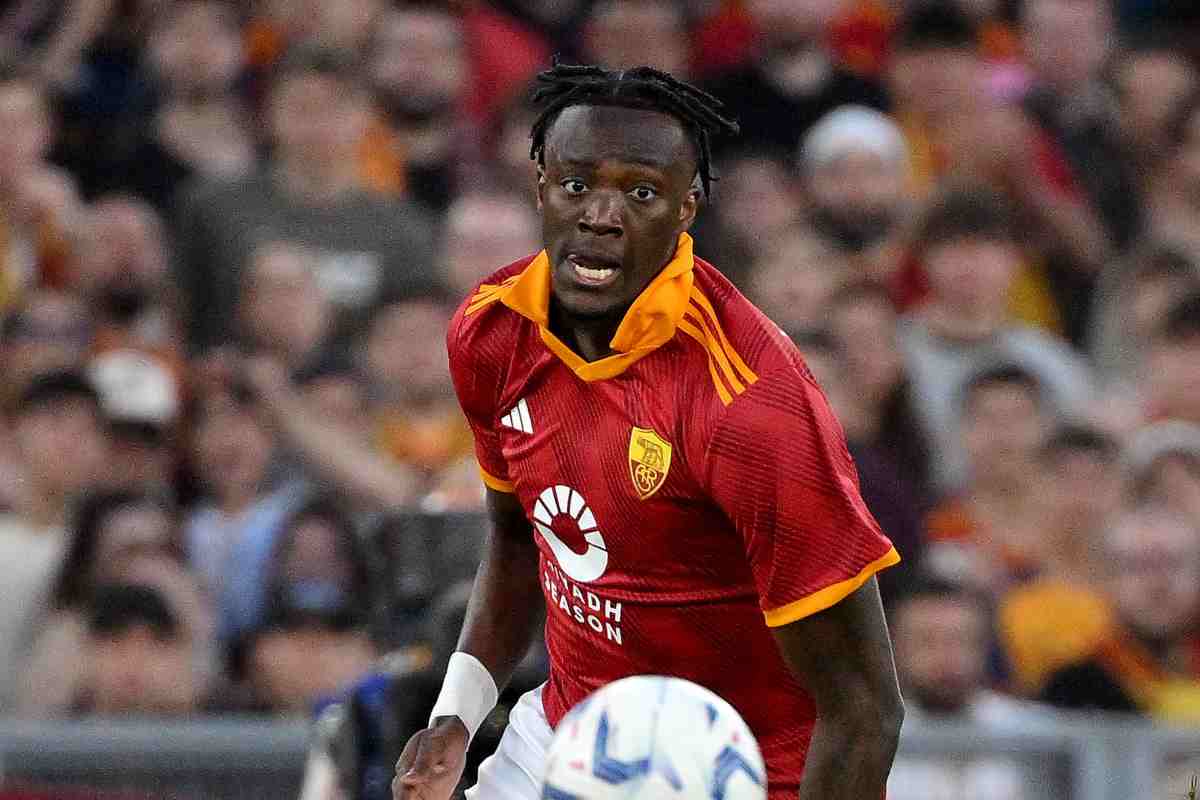 Tammy Abraham con la maglia della Roma