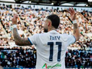 Taty Castellanos saluta il pubblico della Lazio