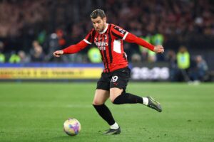 Theo Hernandez in azione con il Milan