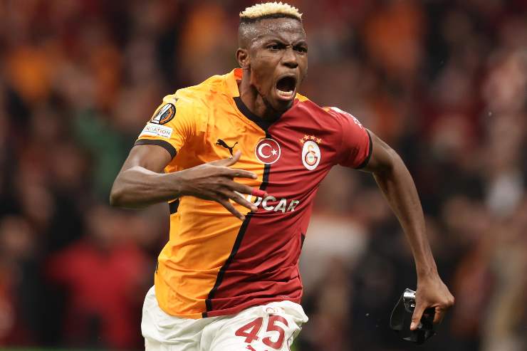 Victor Osimhen esulta