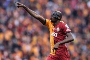 Victor Osimhen indica la direzione