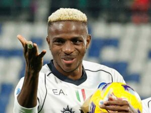 Victor Osimhen con la maglia del Napoli e un'espressione provocatoria