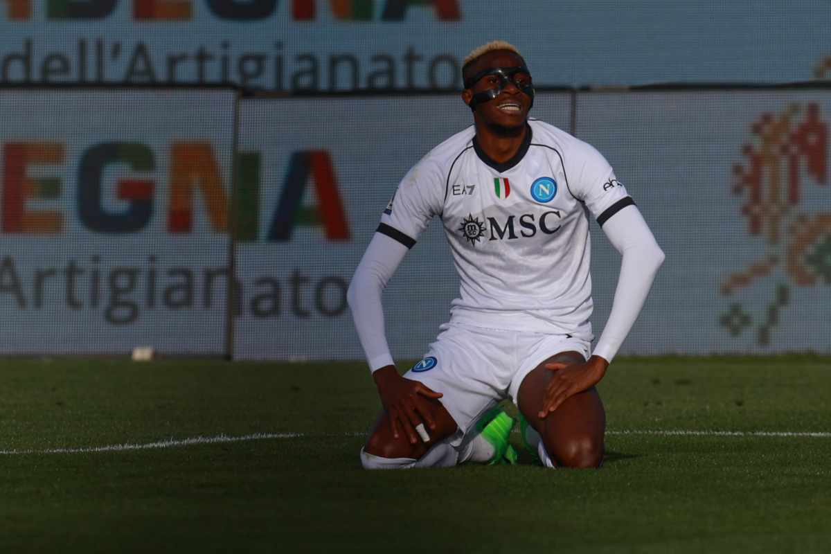 Victor Osimhen in ginocchio con la maglia del Napoli