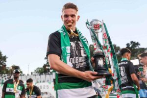 Viktor Gyokeres festeggia con la coppa del titolo lusitano