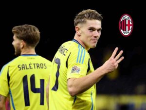 Viktor Gyokeres con la maglia della Svezia e lo stemma del Milan