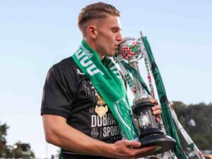 Viktor Gyokeres mentre bacia la coppa del campionato portoghese