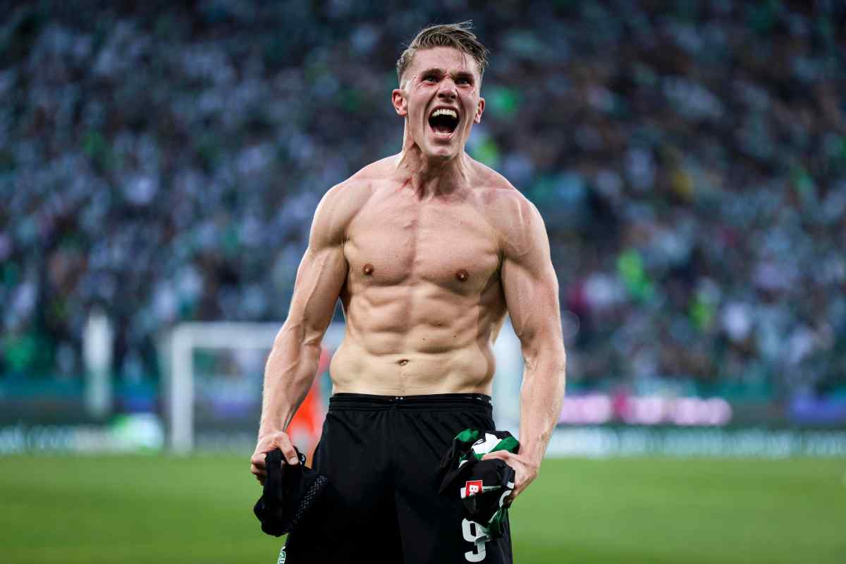 Viktor Gyokeres esulta mostrando i muscoli