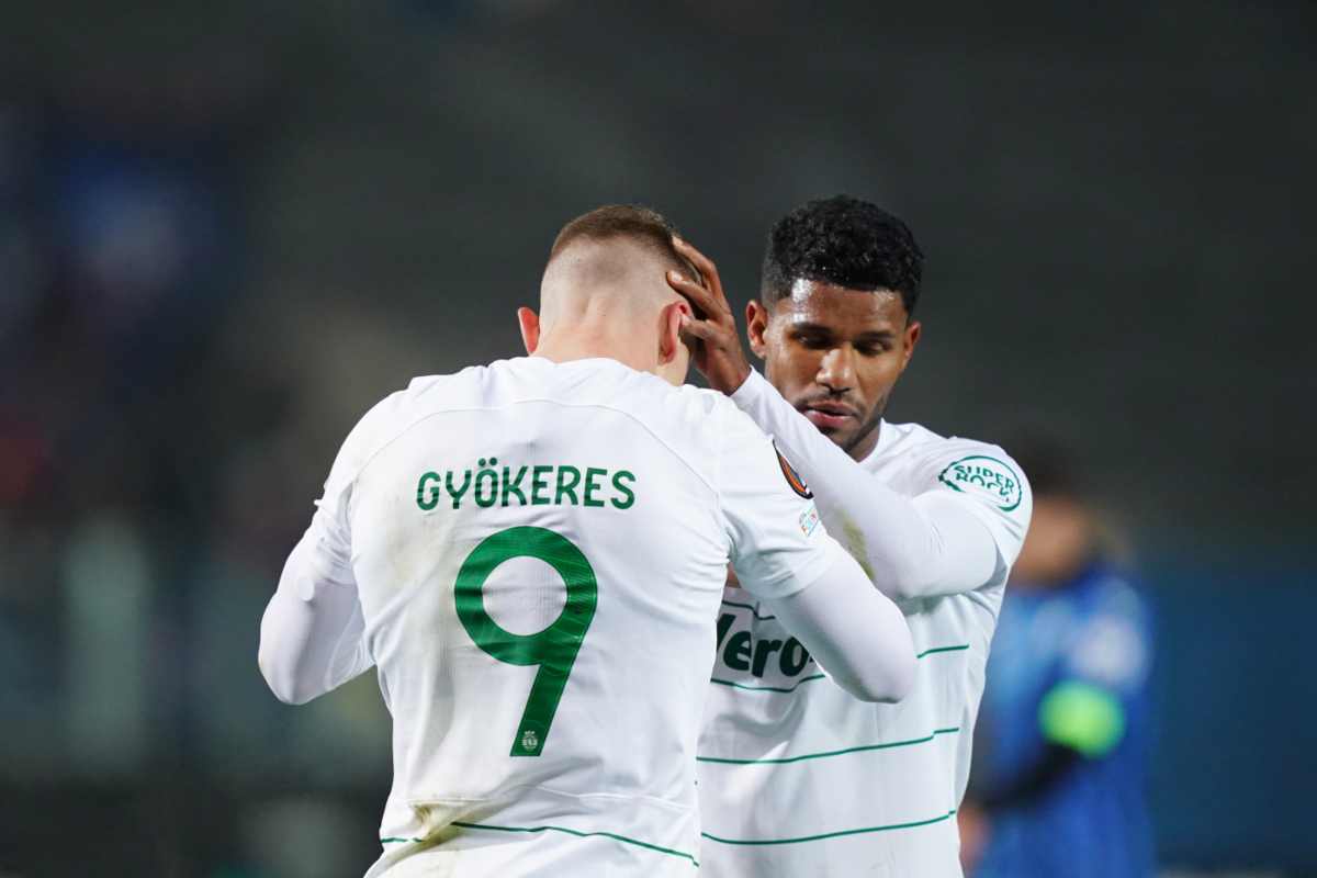 Viktor Gyokeres consolato da un compagno