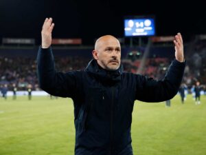Vincenzo Italiano festeggia con le braccia alzate