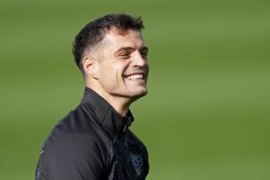 Xhaka sorridente in campo