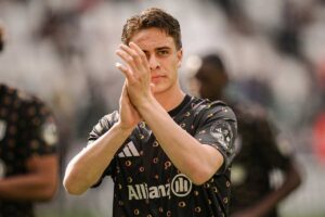 Yildiz applaude in campo