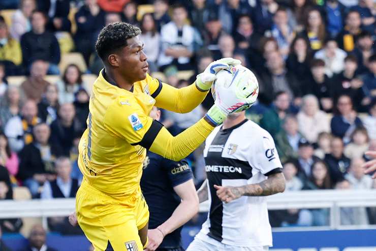 Zion Suzuki  in azione con il Parma