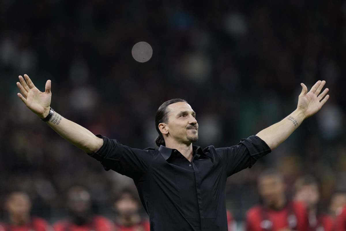 Zlatan Ibrahimovic con le braccia al cielo
