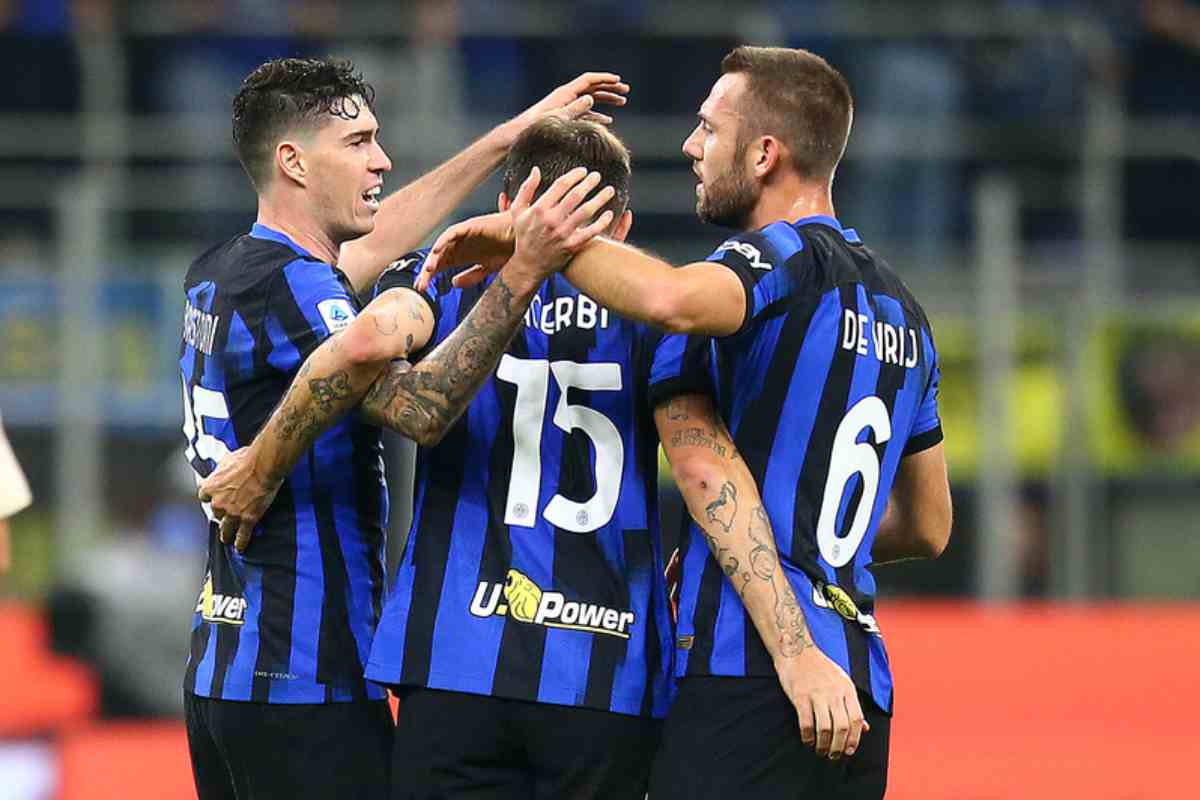 Non solo Acerbi, l’Inter perde un altro big in difesa: offerta altissima e va via Non solo Acerbi, l’Inter perde un altro big in difesa: offerta altissima e va via