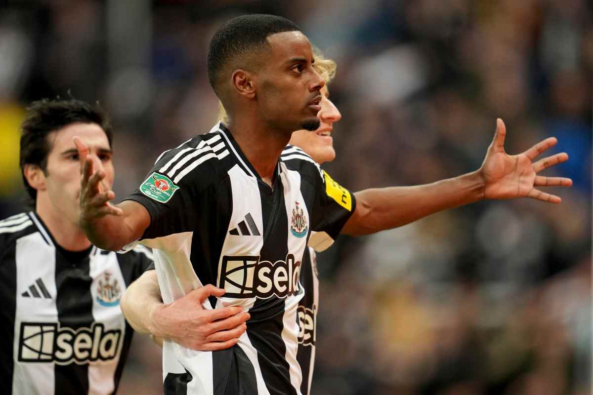 Alexander Isak esulta dopo un gol col Newcastle