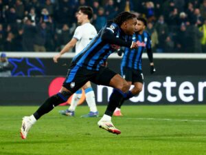 Ademola Lookman esulta correndo