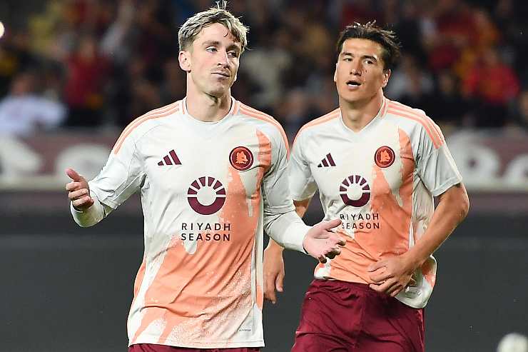 Alexis Saelemaekers con la maglia della Roma