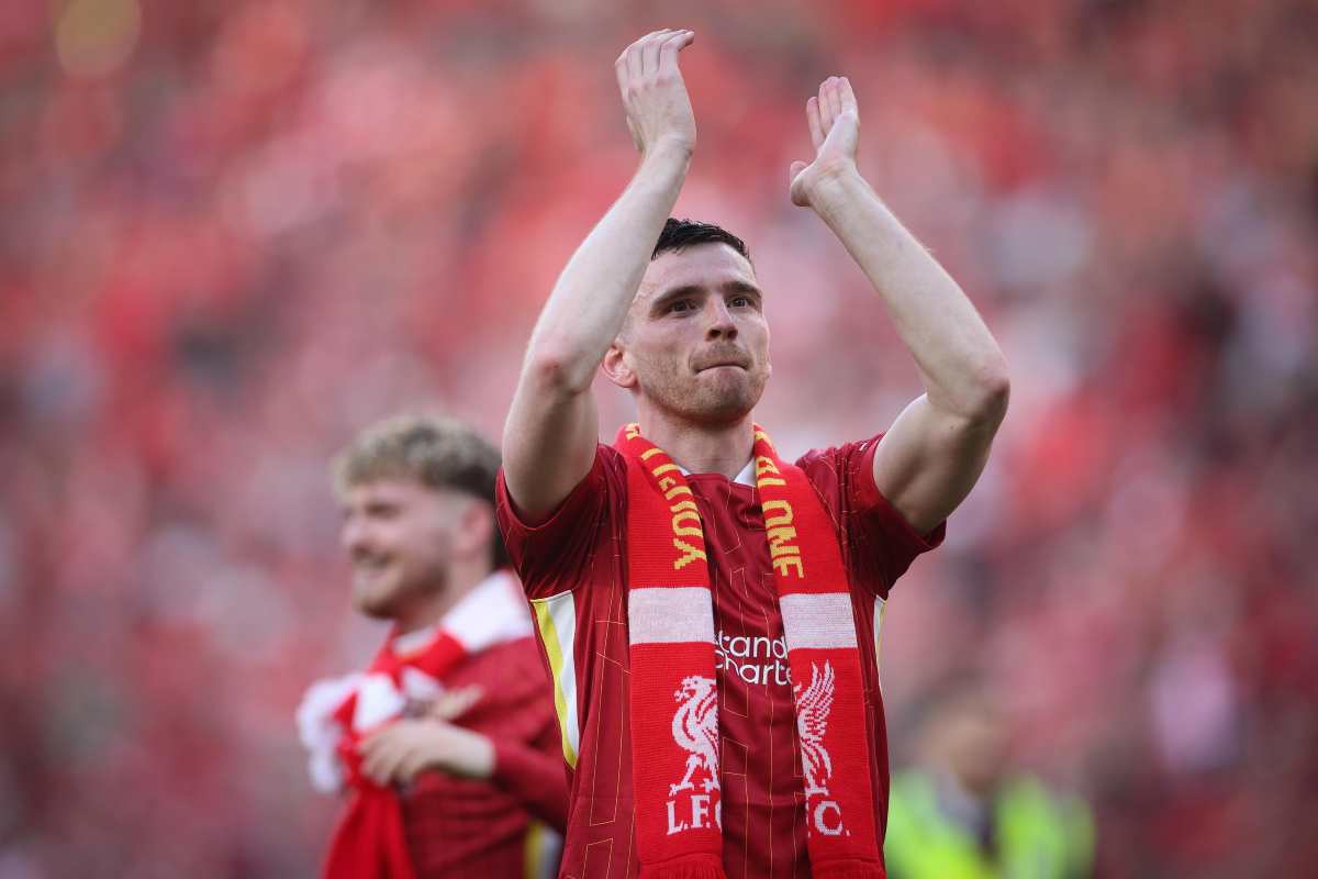 Andy Robertson del Liverpool applaude i suoi tifosi