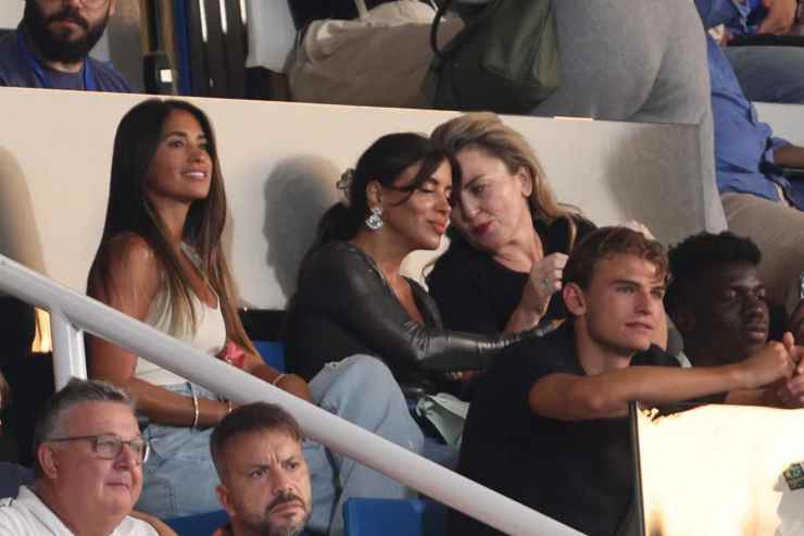 Antonella Roccuzzo moglie di Messi sugli spalti del Sinigaglia di Como