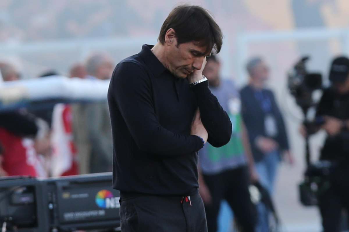 Antonio Conte pensieroso e preoccupato