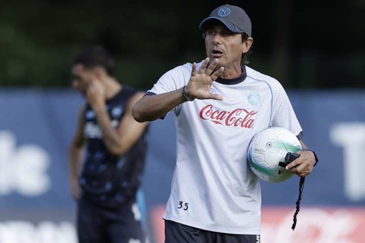 Antonio Conte dà indicazioni in allenamento