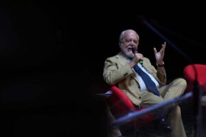 Aurelio De Laurentiis parla al microfono