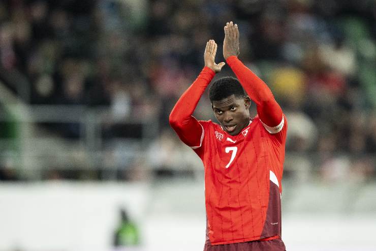 Breel Embolo applaude
