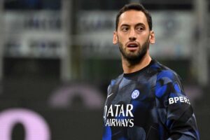 Hakan Calhanoglu in campo nel pre partita