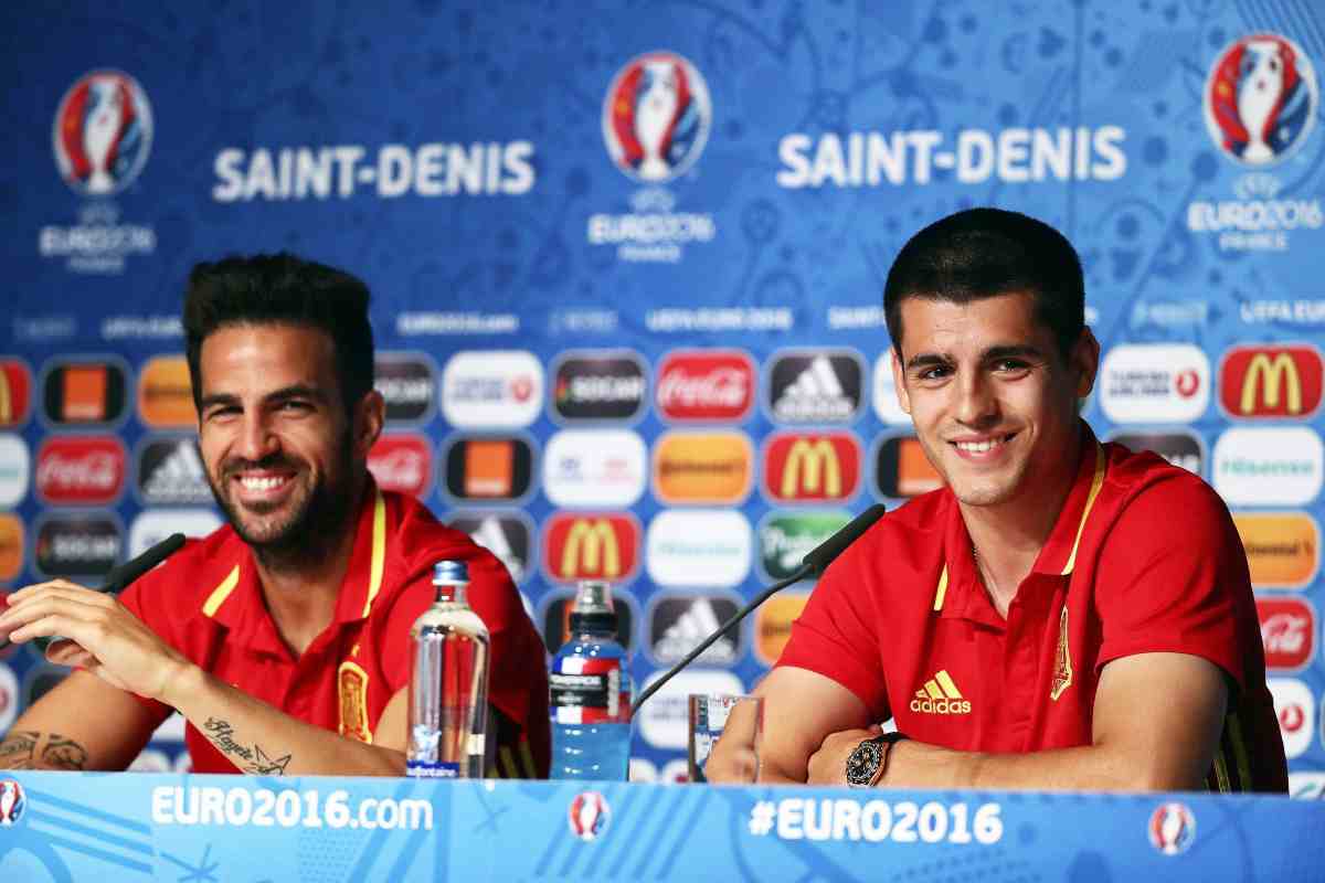 Cesc Fabregas e Alvaro Morata insieme con la maglia della Nazionale spagnola