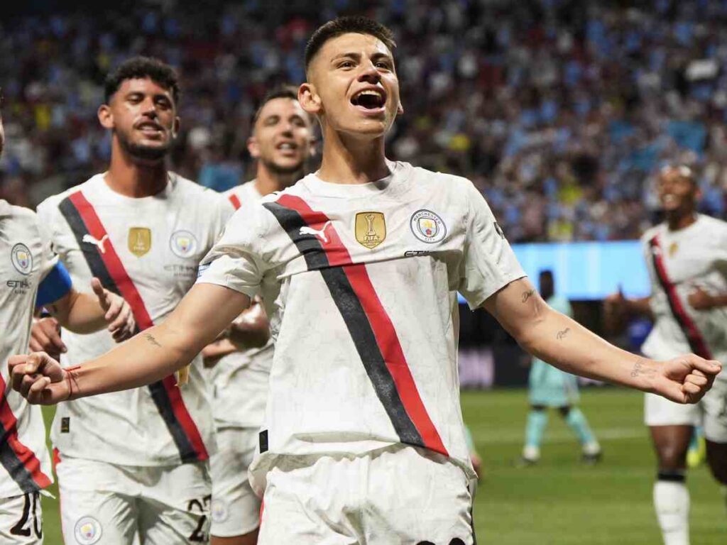 Claudio Echeverri esulta con la maglia del Manchester City al Mondiale per Club