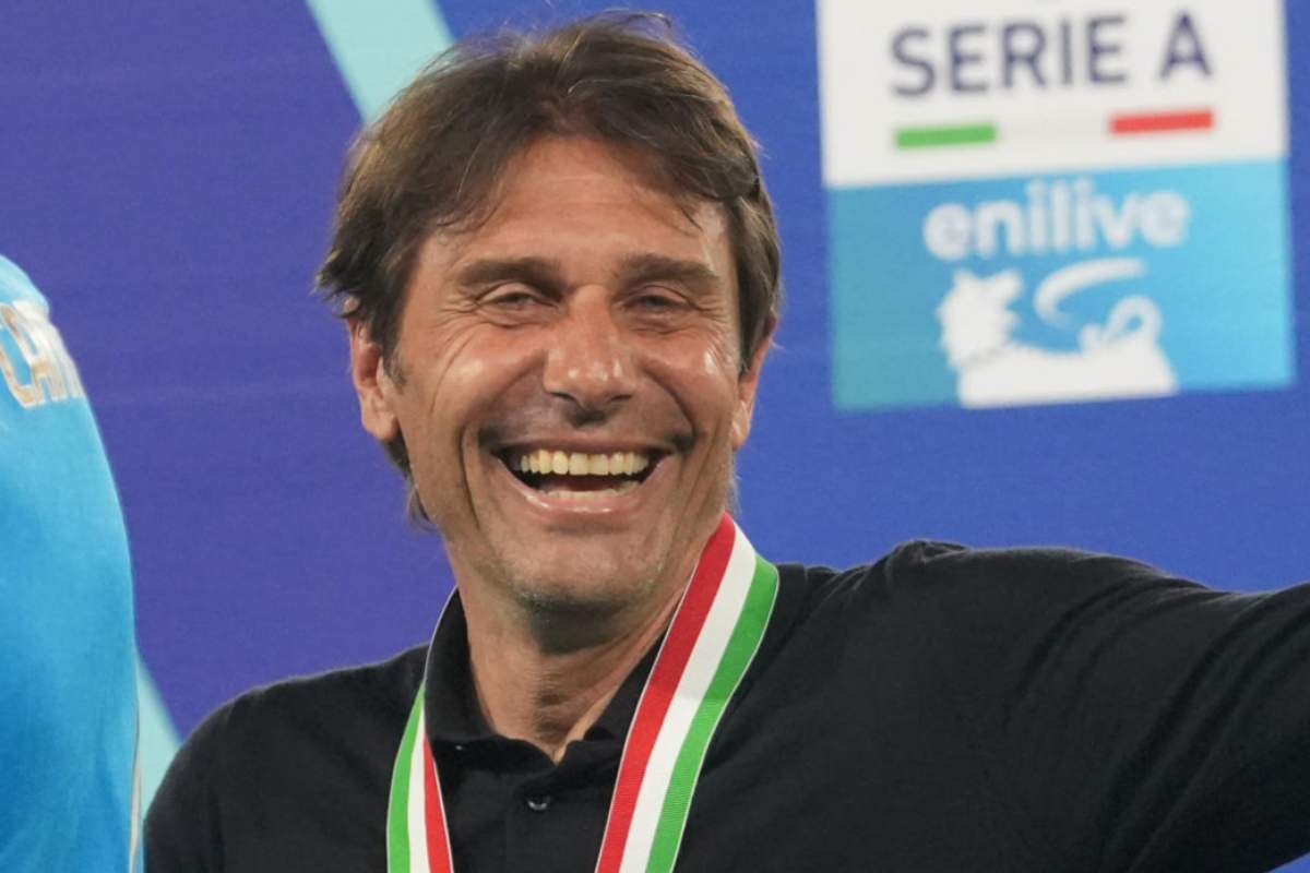 Napoli, ennesimo acquisto in arrivo per Conte: l’indizio non lascia più alcun dubbio Napoli, ennesimo acquisto in arrivo per Conte: l’indizio non lascia più alcun dubbio