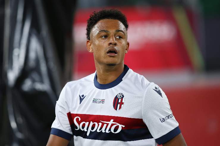 Dan Ndoye in primo pano con la maglia del Bologna