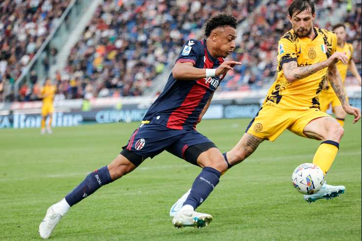Dan Ndoye in azione contro l'Inter
