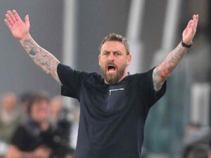 Daniele De Rossi a braccia aperte dalla panchina
