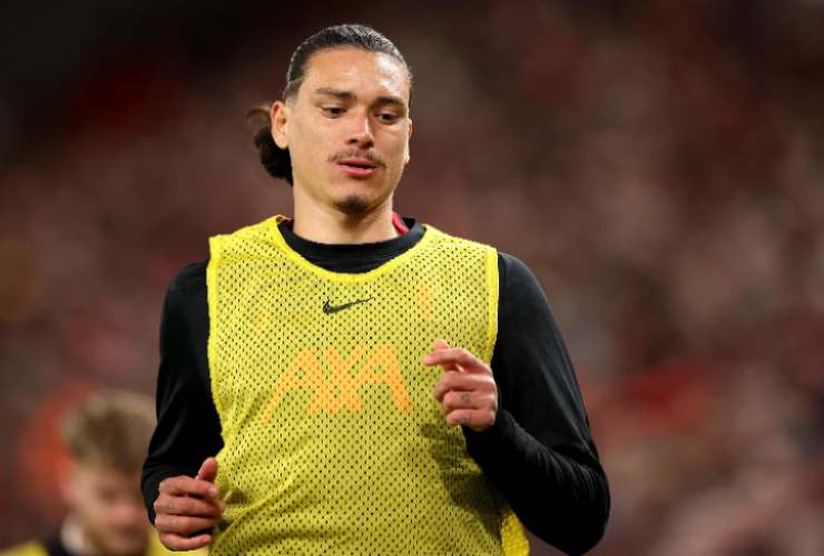 Darwin Nunez in una fase di riscaldamento con il Liverpool