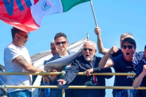 De Laurentiis e Conte esultano nel giorno della sfilata dei bus per la festa scudetto