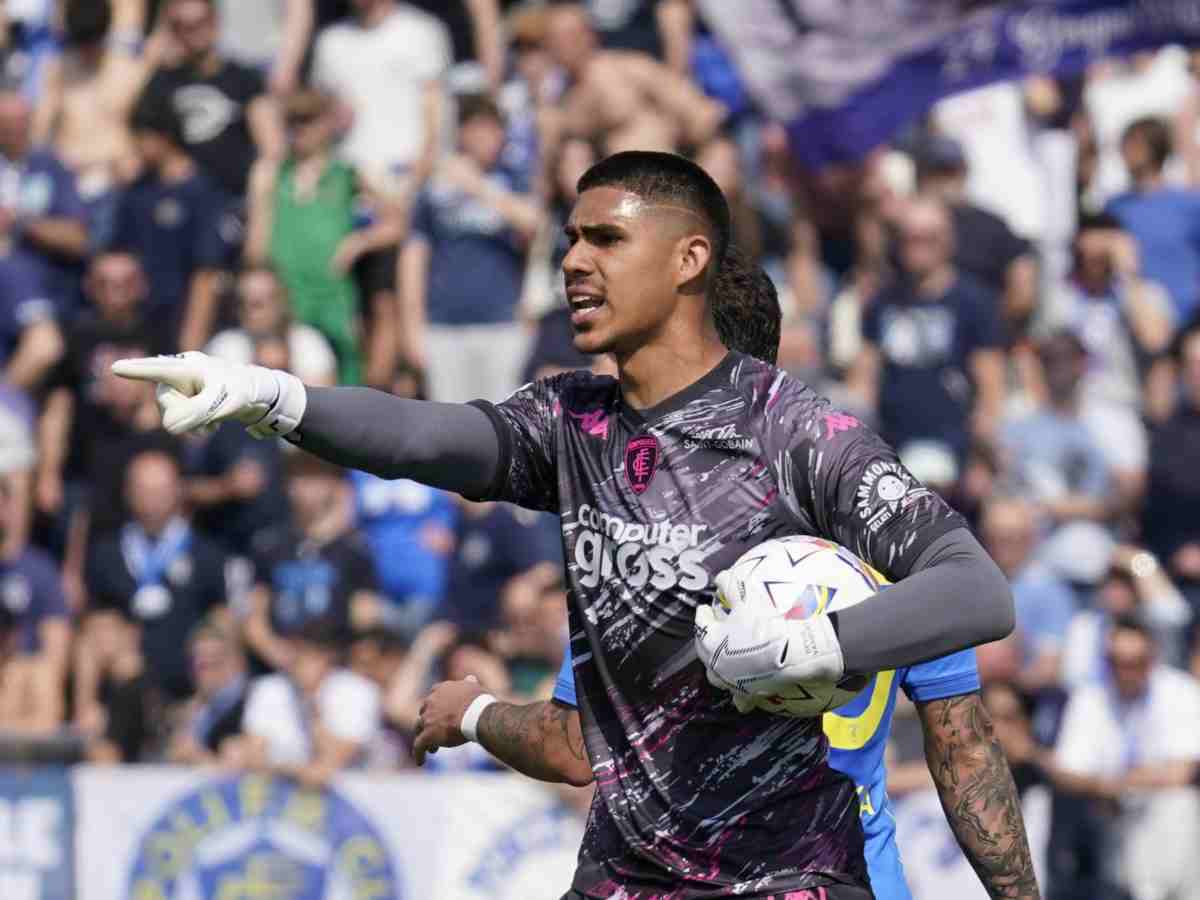Devis Vasquez con la maglia e i guantoni dell'Empoli