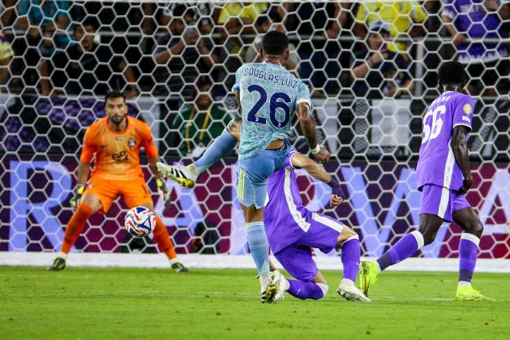 Douglas Luiz in azione al Mondiale per Club