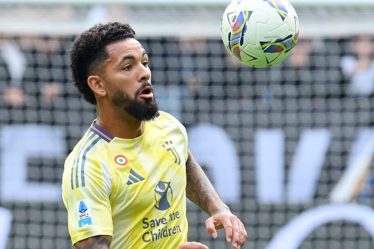Douglas Luiz palleggia in campo 